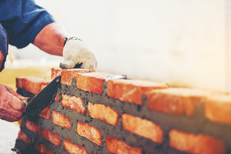 maçon en Charente construisant un mur